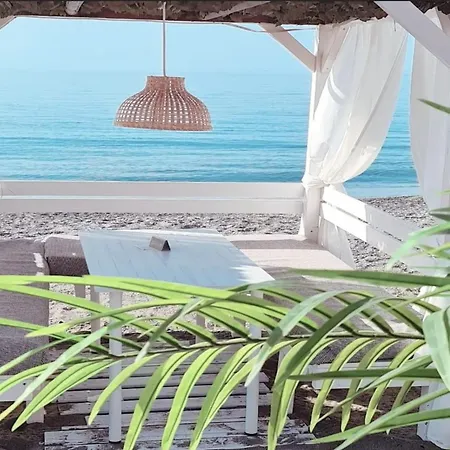 شقة Seaside With Pool